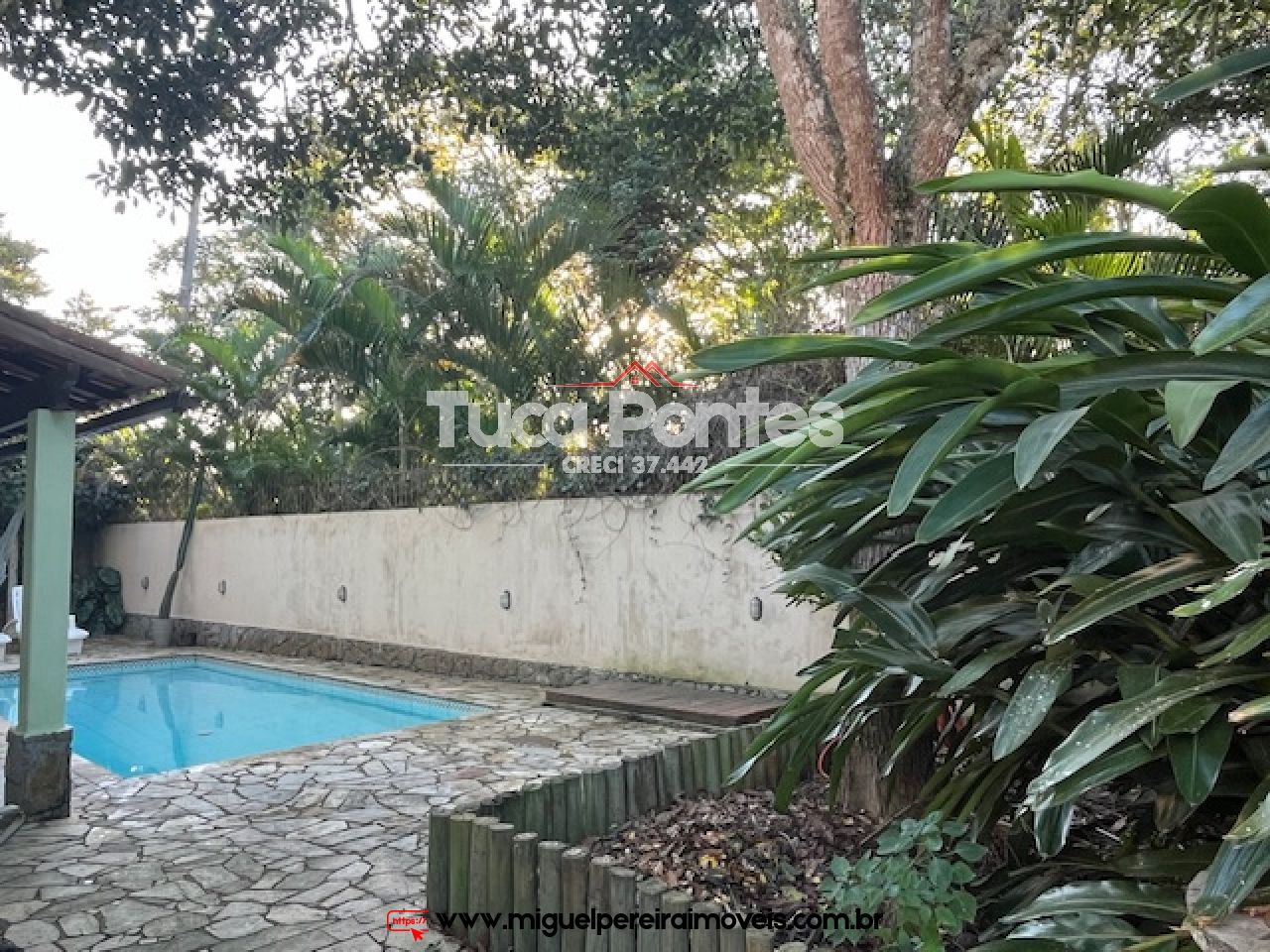 Casa com piscina - 3 Quartos sendo 1 Suíte | Código:C18